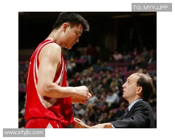 姚明在比赛中艰难接球的瞬间展现了他的坚持与毅力